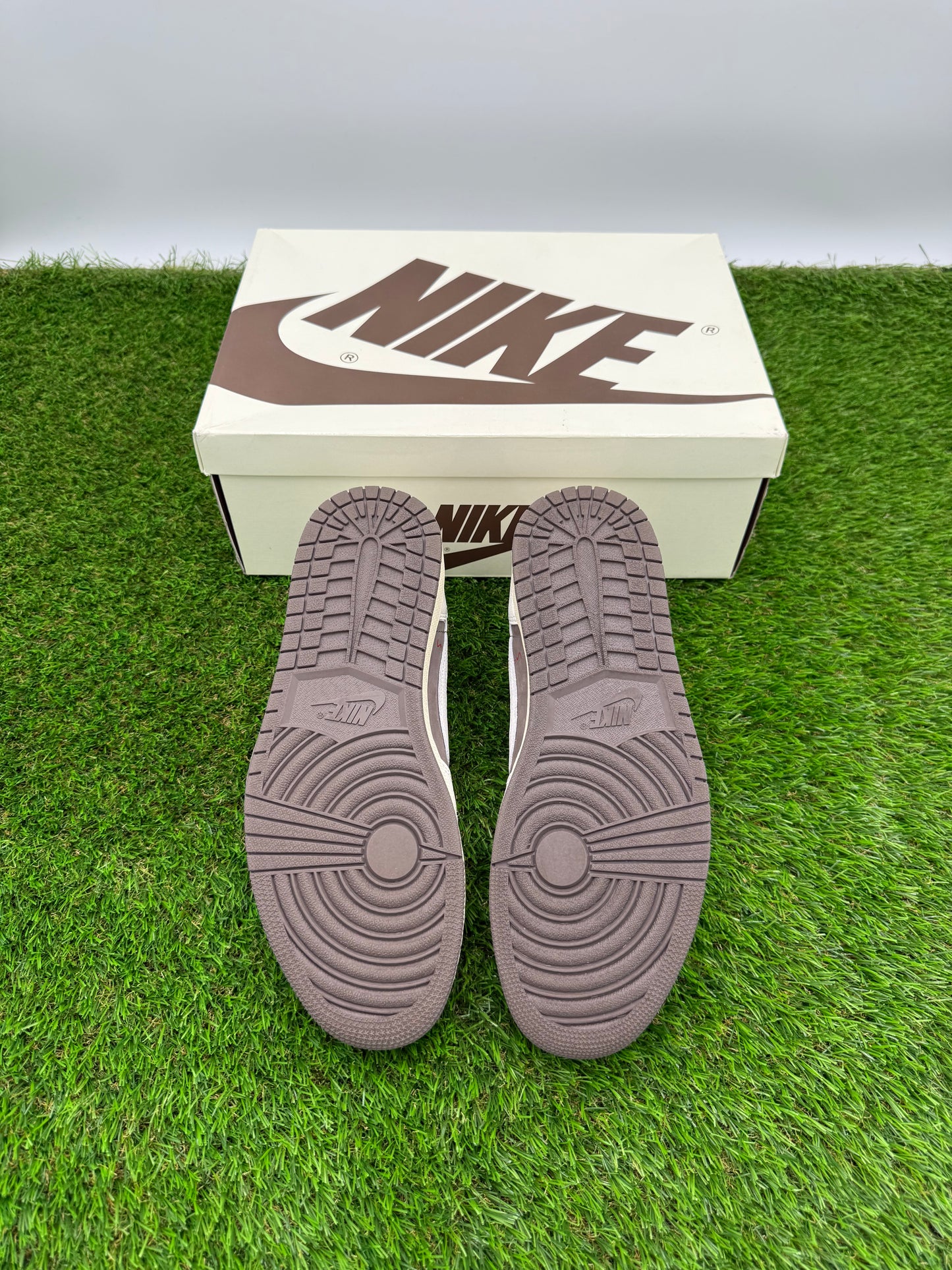 Travis 1 Reverse Mocha Low